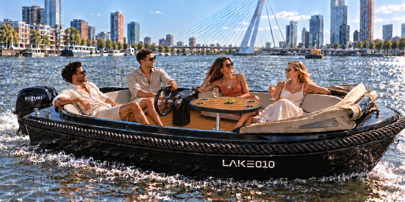 Deluxe met gezelschap rondom het ovale teaktafeltje