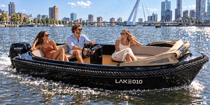 Sfeerbeeld van de Deluxe met gezelschap op zonnig water
